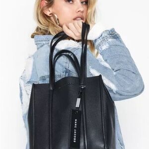 Marc Jacobs Tote Bag And Marc Jacobs s 75$ value bag’s keyring charm for free.